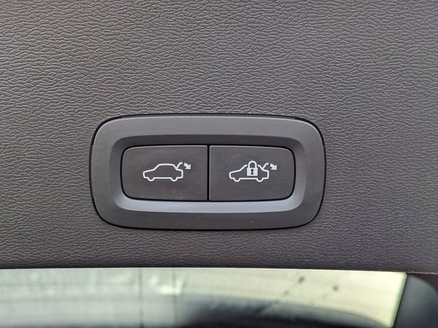 2023 Volvo XC40 Plus Dark Theme