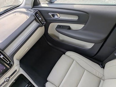 2023 Volvo XC40 Plus Dark Theme