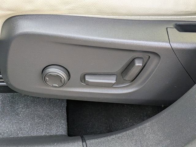 2023 Volvo XC40 Plus Dark Theme