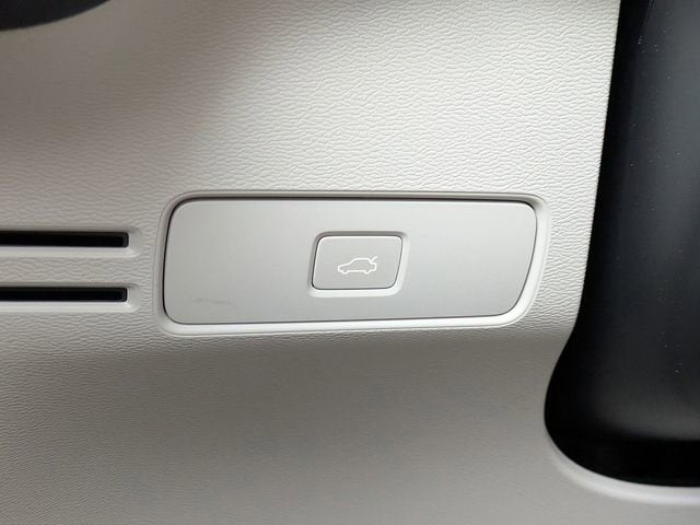 2023 Volvo XC40 Plus Dark Theme