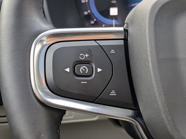 2023 Volvo XC40 Plus Dark Theme