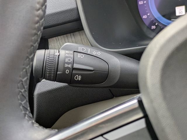 2023 Volvo XC40 Plus Dark Theme