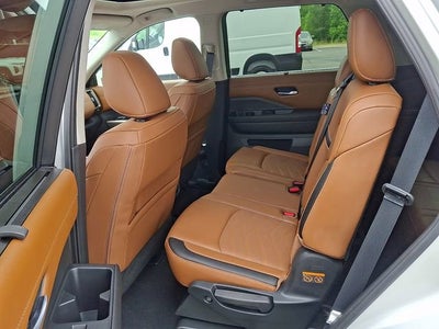 2025 Nissan Pathfinder Platinum FWD