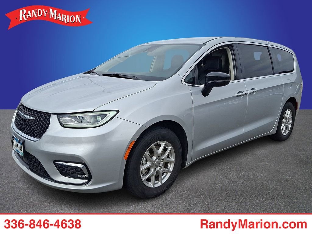 2024 Chrysler Pacifica Touring L's photo