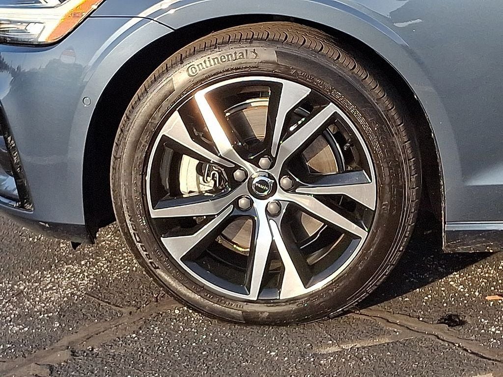 2024 Volvo S60 B5 Plus Dark Theme
